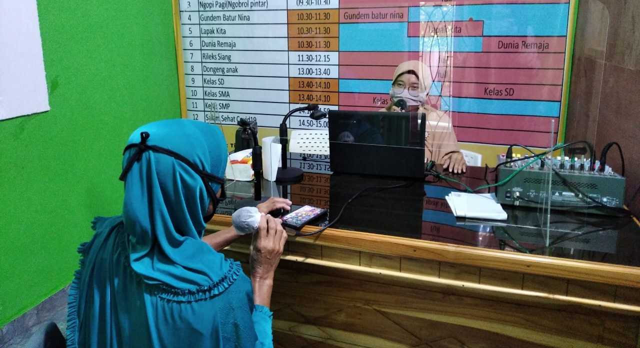 Radio Nina Bayan, Inovasi Perempuan Lombok Utara di Tengah Pandemi