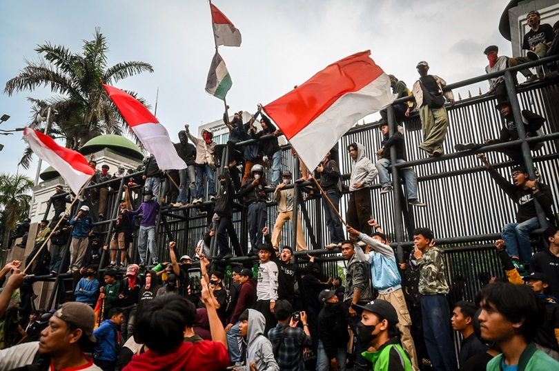 48 Jam Lebih Demonstrasi “Tolak Tunjangan DPR”, Apa yang Perlu Kamu Tahu? 