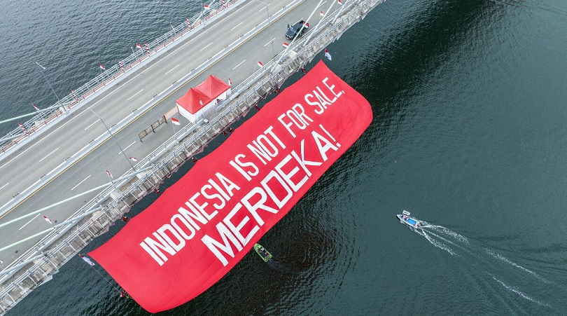 Ini Alasan Greenpeace Bentangkan Spanduk Indonesia is Not for Sale