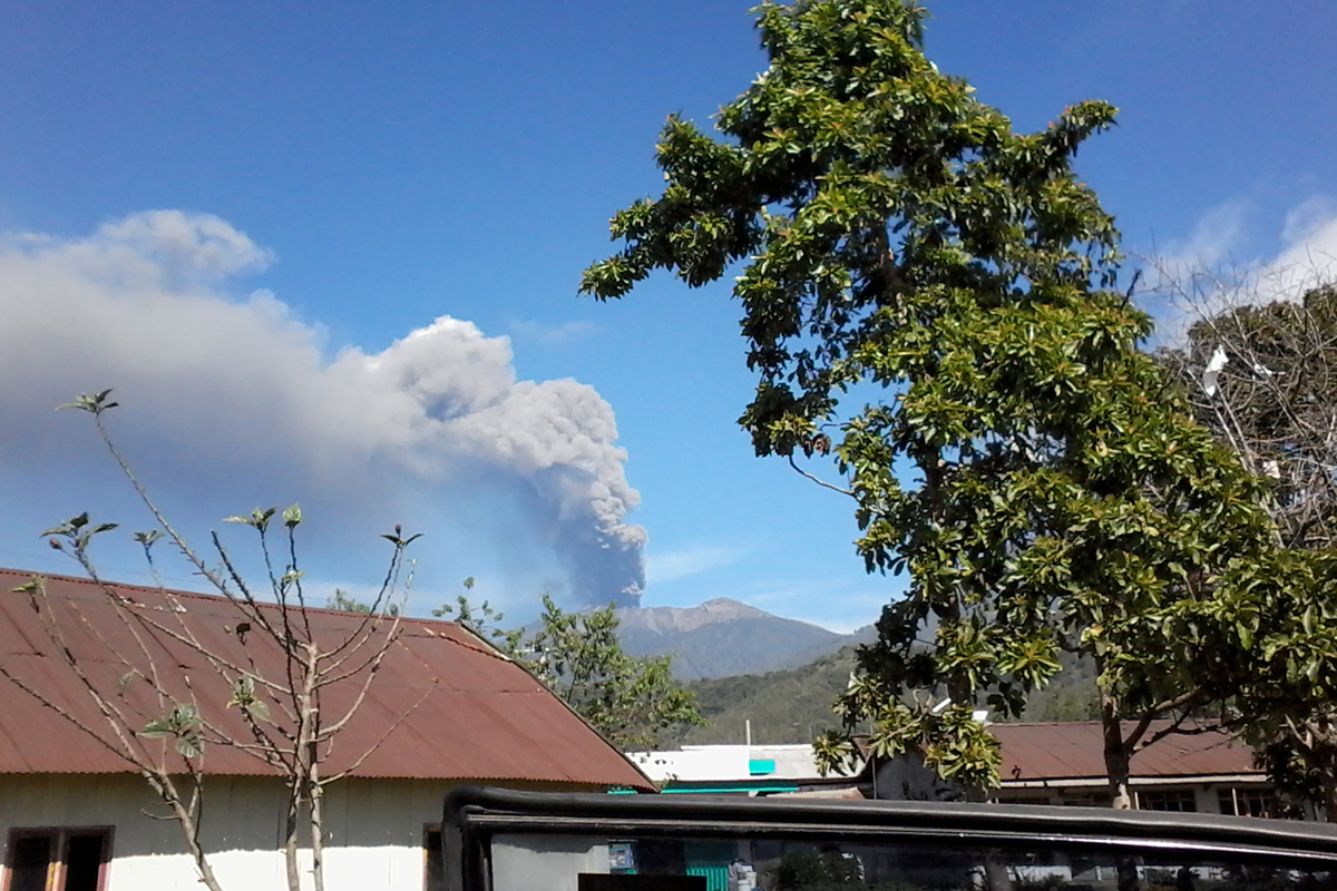 Diguyur Abu, Desa di Lereng Gunung Raung Ini Tak Masuk KRB