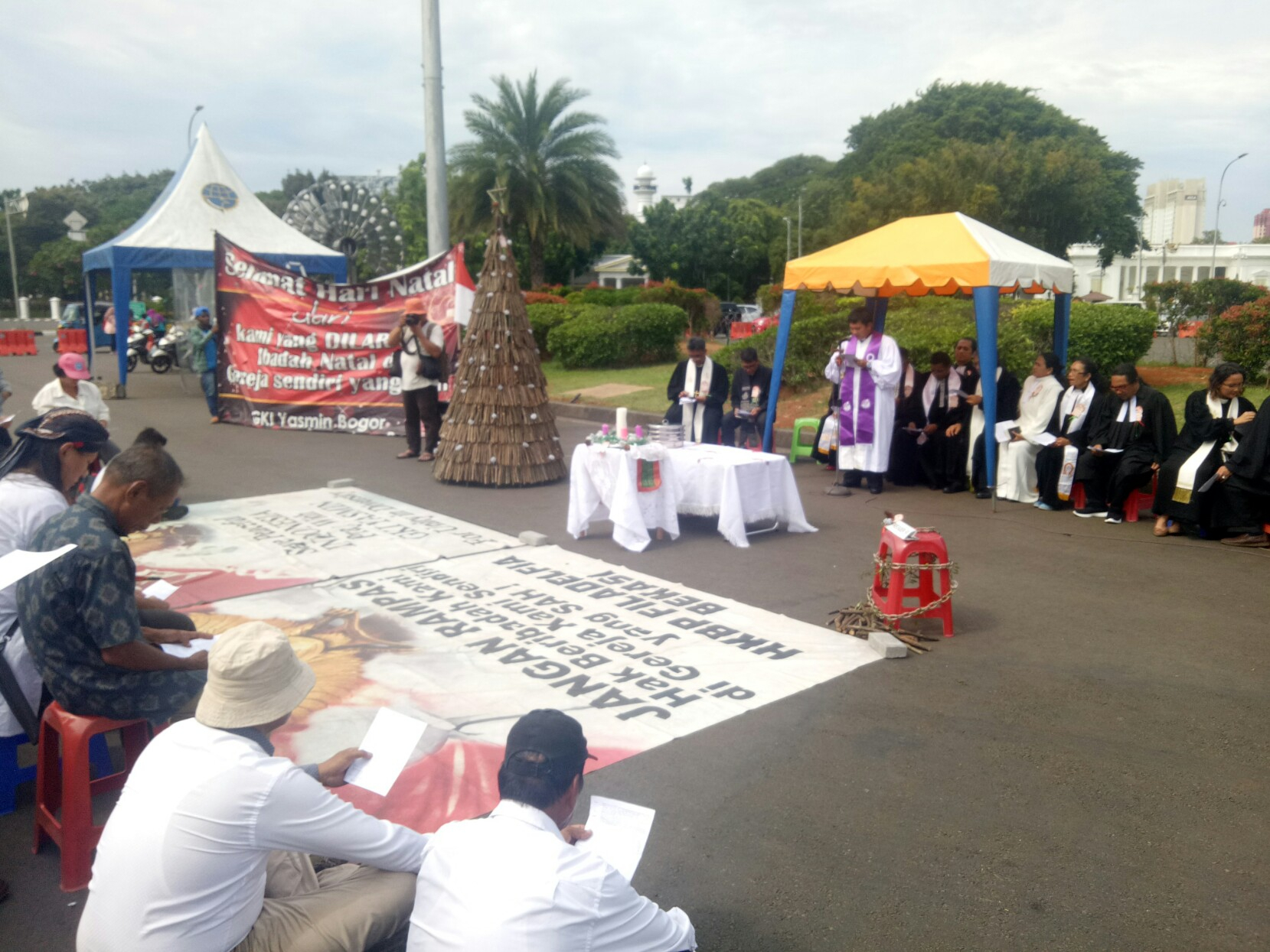  [Ralat] Segel Belum Dibuka, Jemaat Dua Gereja Gelar Misa Natal di Depan Istana Merdeka