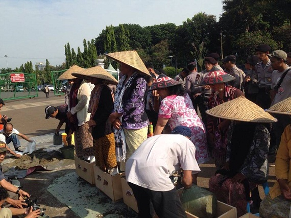 Protes Pabrik Semen, Petani Kendeng Gelar Aksi Damai di Kedubes Jerman