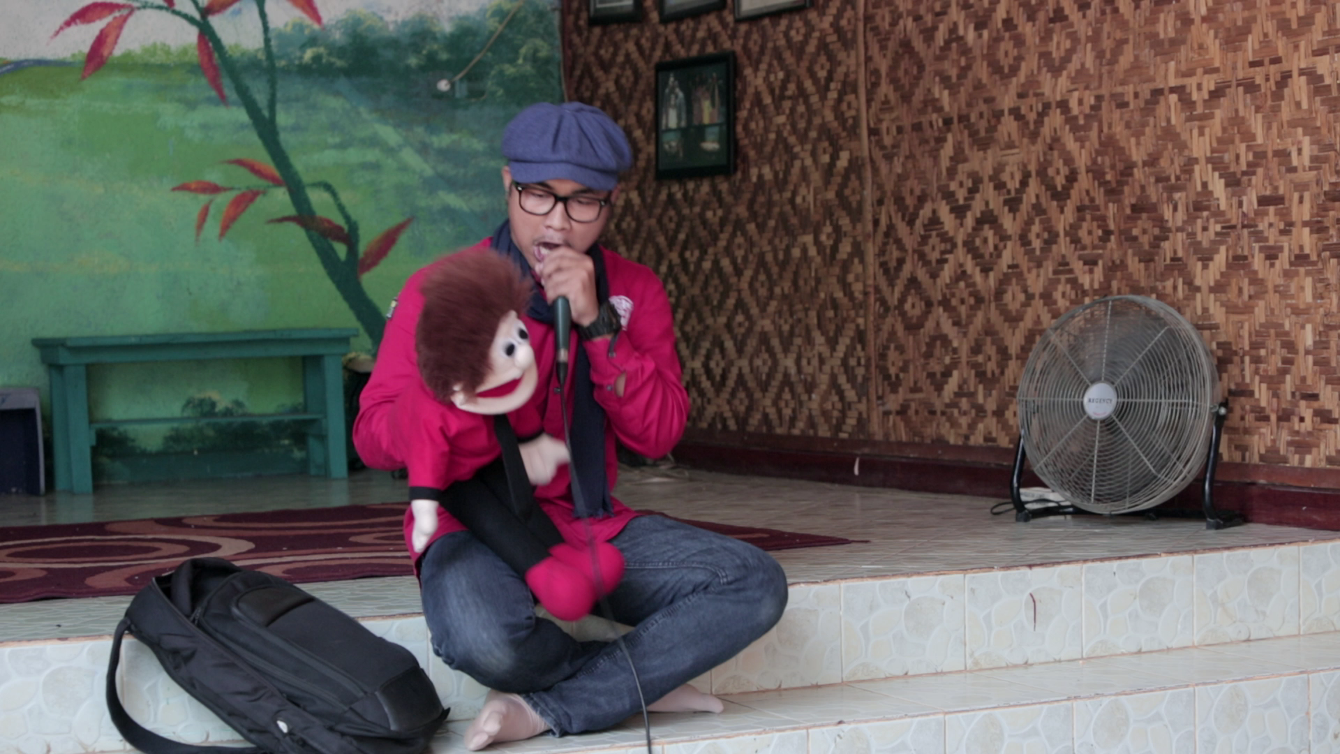 Iki memakai berbagai peralatan untuk mendongeng,