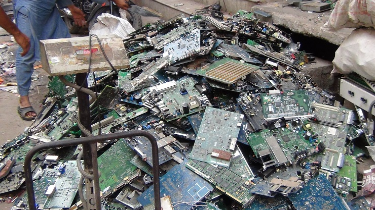 Dealing with India’s mountains of e-waste 