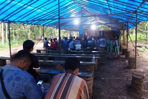 Di Tenda Biru, Kristen Aceh Rayakan Paskah dalam Haru