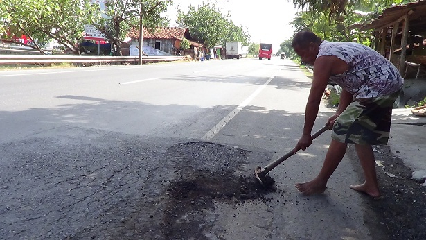 Jalur Mudik Rusak dan Membahayakan, Warga Turun Tangan 