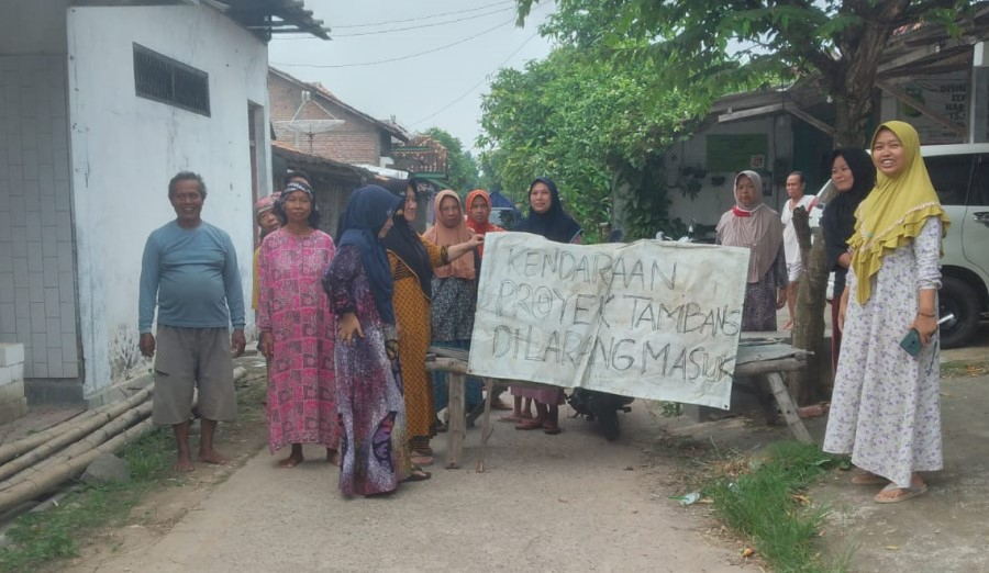 Tolak Aktivitas Tambang, Warga Rembang Blokir Jalan