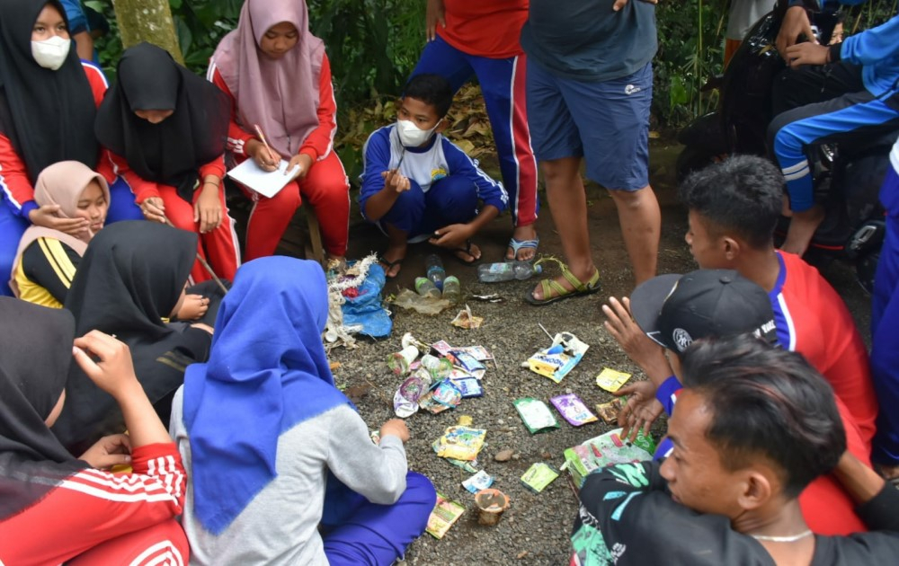 Keren! Teliti Sampah Plastik, Siswa SMPN 1 Wonosalam, Jombang Jadi Polisi Air
