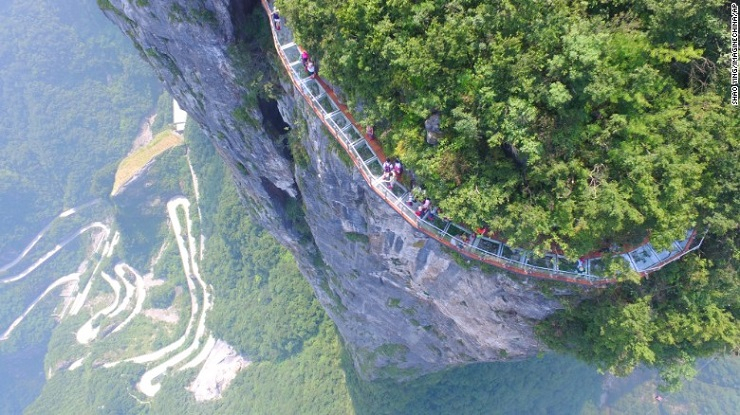 Ayo Pacu Adrenalin di Jembatan Kaca China