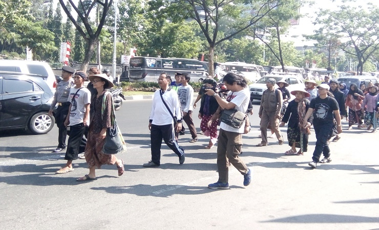 Koalisi Kendeng Lestari Demo Polda Jateng Tolak Kriminalisasi Aktivis Penolak Semen