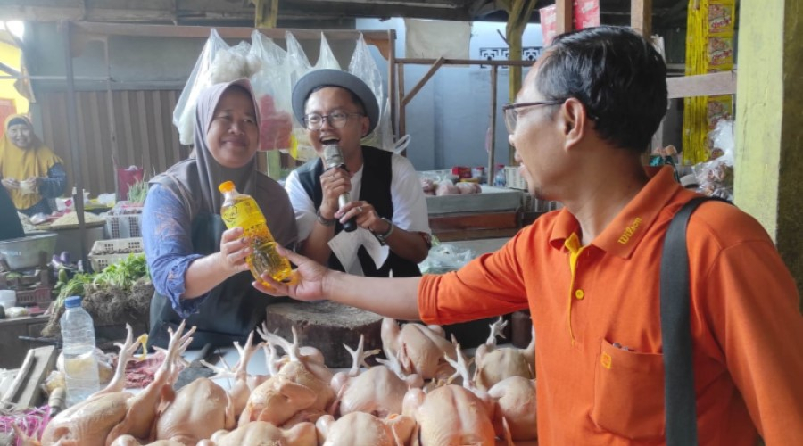 Sosialisasi Pilkada 27 November, KPU Jombang Lakukan Grebek Pasar