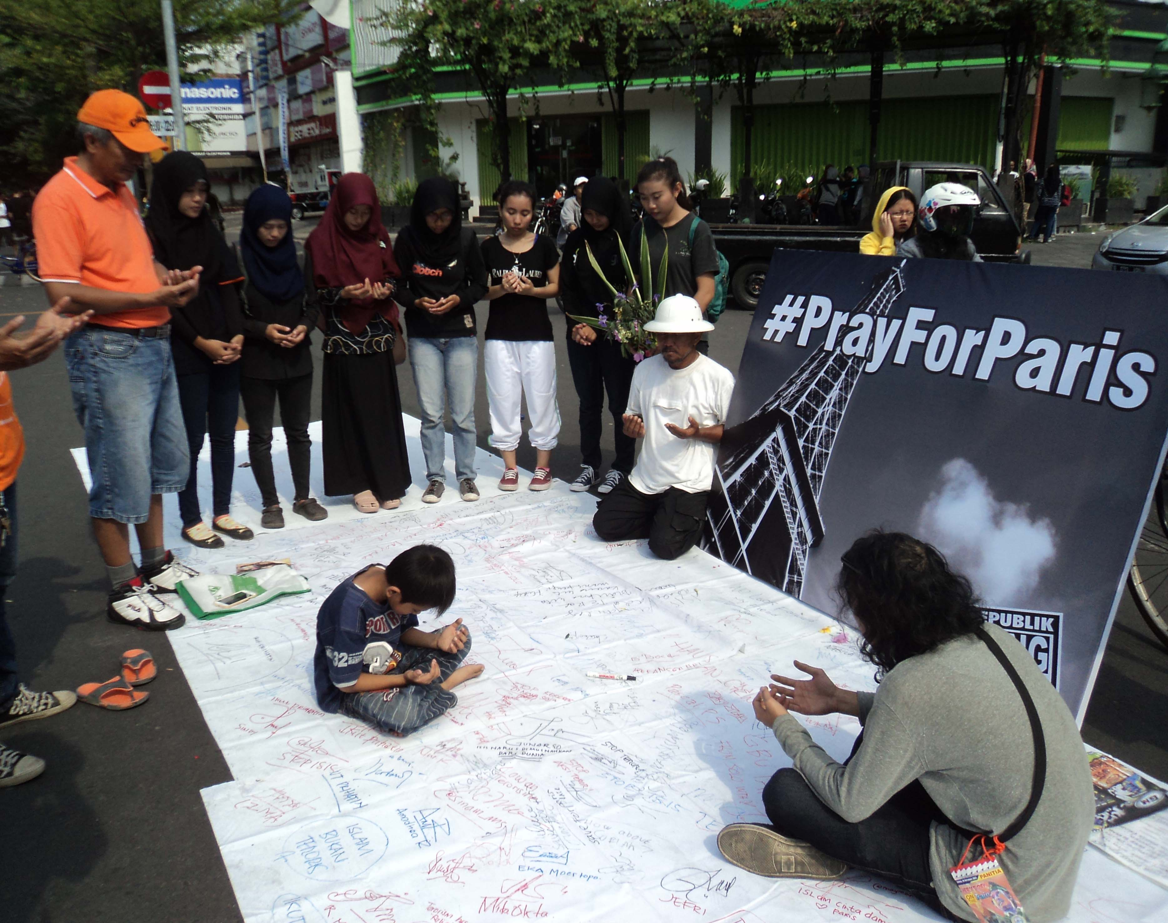 Warga Solo Gelar Aksi Lawan Terorisme Di Perancis 