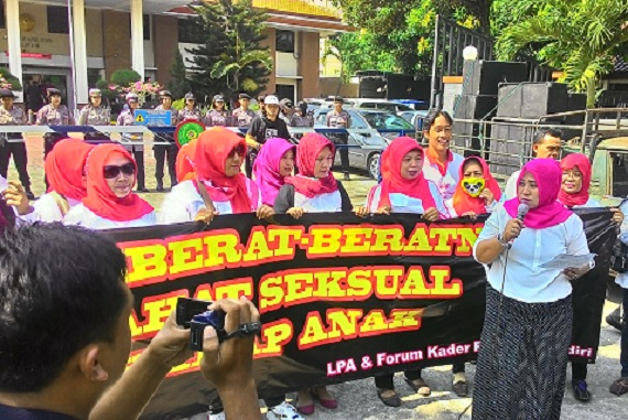 Terdakwa Kejahatan Seksual Anak Sony Sandra Hadapi Vonis