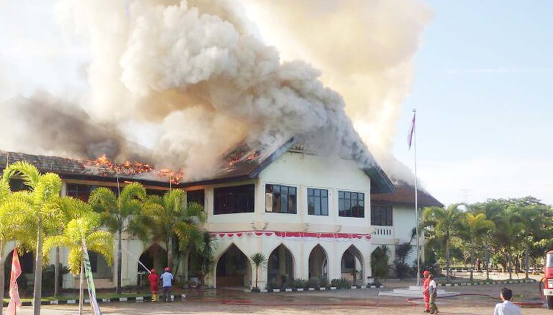 Kecewa, Eks Karyawan Bakar Rektorat Universitas Malikussaleh  Aceh Utara