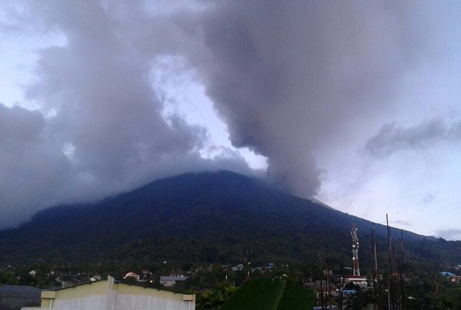 Gamalama Erupsi, Warga Diimbau Jauhi Radius 1,5 Km