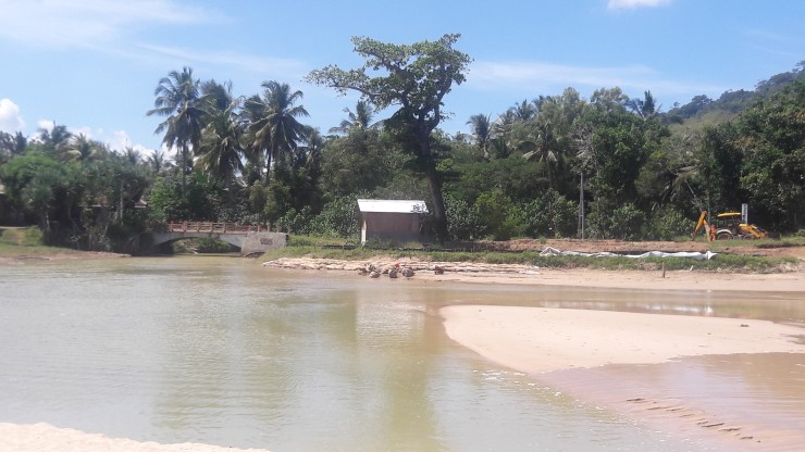 Dari kejauhan tampak alat berat di dekat pantai.