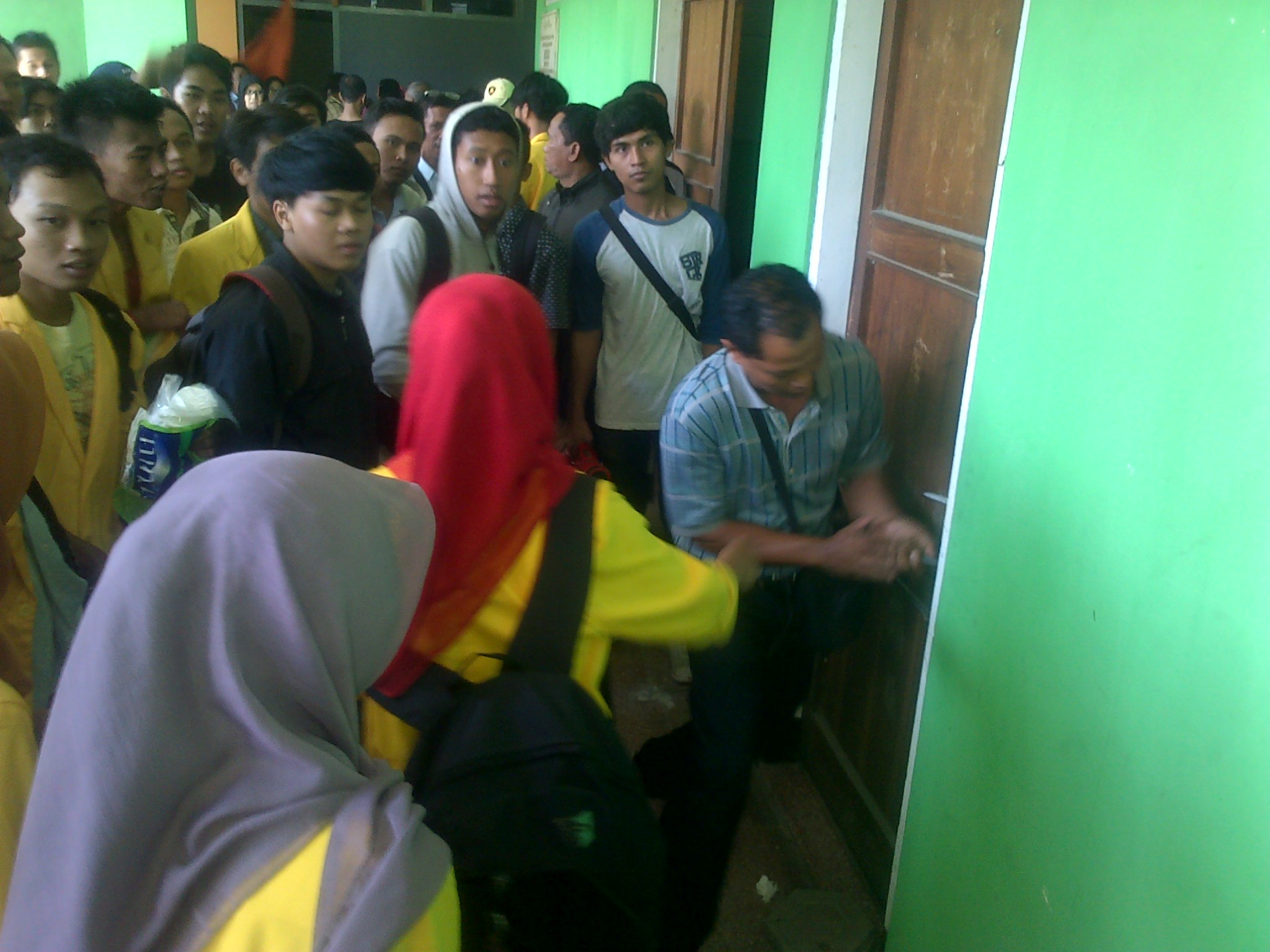 Nama Kampus Dipalsukan, Mahasiswa Undar Jombang Sweeping Kampusnya