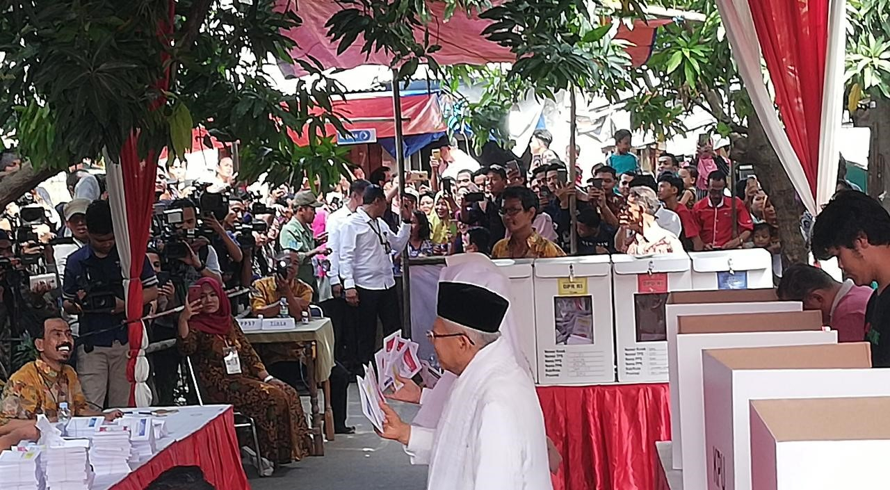 Ma'ruf Amin menggunakan hak pilihnya di Pemilu 2019 (Foto: Resky Novianto)