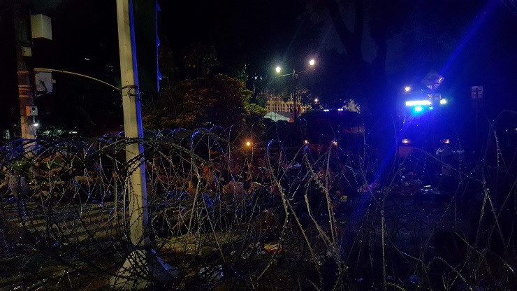 Massa Aksi Melintas di Kawasan Menteng, Polisi Perketat Penjagaan Gedung KPU