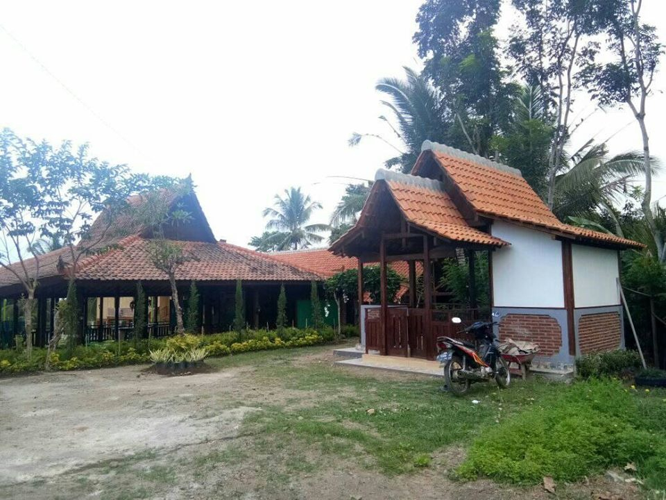 Pastur di Banyuwangi Bangun Musala 
