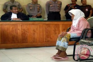 Meski Sakit, Nenek Asyani Tetap Jalani Sidang Lanjutan