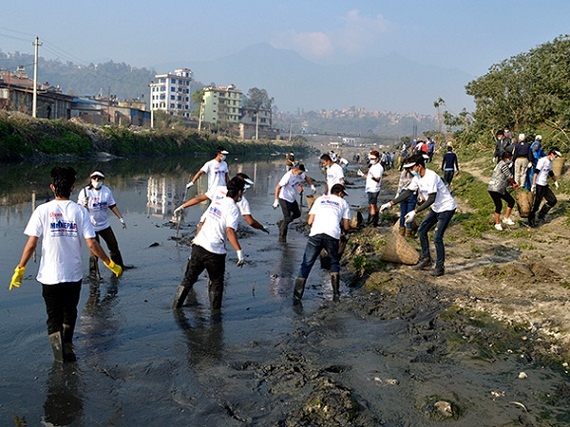 Warga Nepal Gotong-royong Bersihkan Sungai