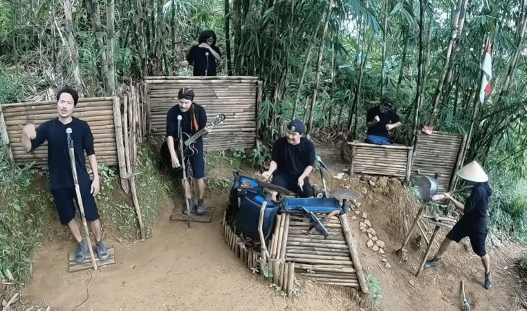 Cara Unik Bermusik ala Oscar Bamboo