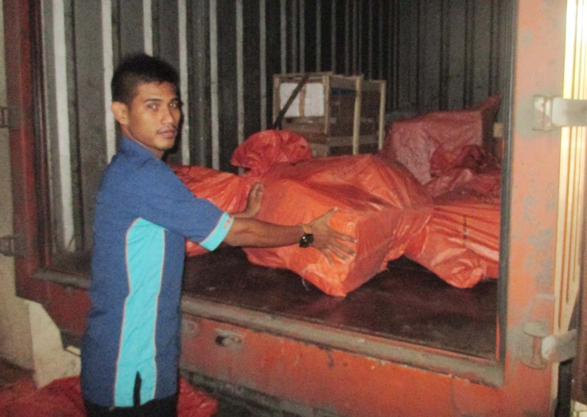 Ribuan Paket Lebaran Banjiri PT Pos Lhokseumawe