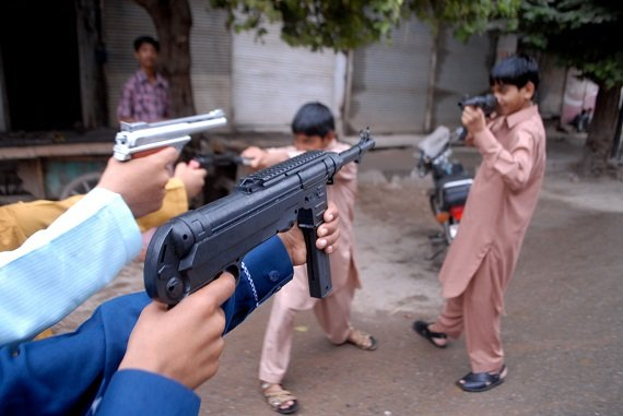 Provinsi di Pakistan Larang Penjualan Senjata Mainan