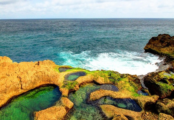Selfie di Pantai Tulungagung, Dua Orang Hilang Terseret Ombak