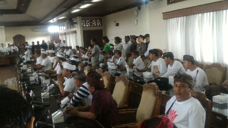 Puluhan Pasubayan Desa Adat Datangi DPRD Tolak Reklamasi