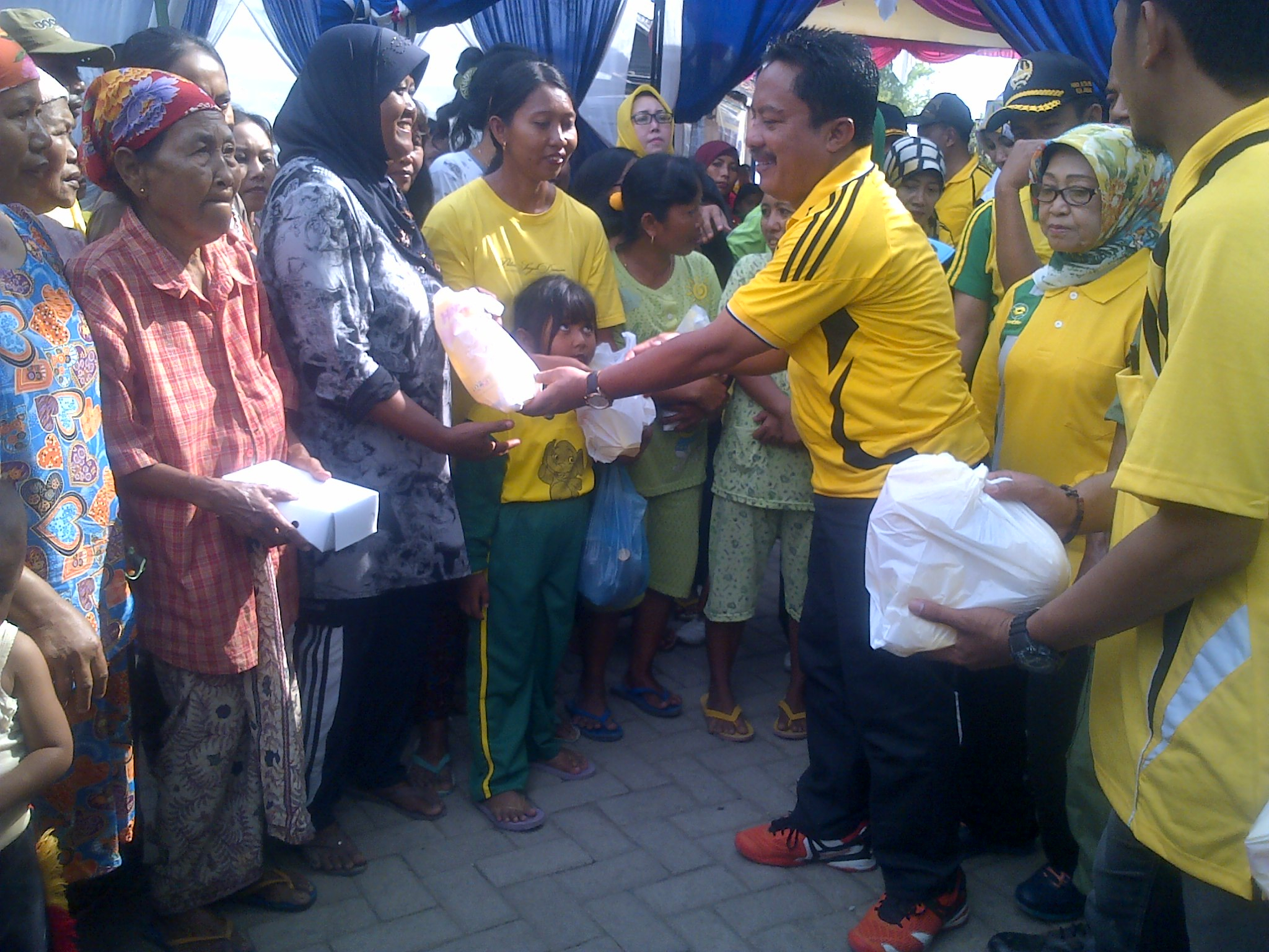 Jelang Puasa, Warga Miskin di Jombang Diberi Sembako Gratis