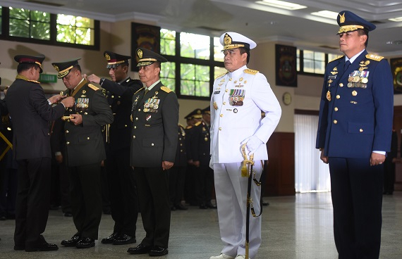 Kapolri Anugerahi Panglima TNI Bintang Bhayangkara Utama 