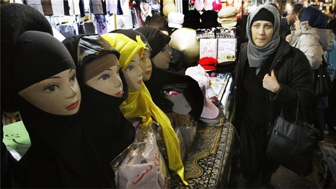 Iran Tangkap Delapan Model Online Yang Dianggap Tidak Islami