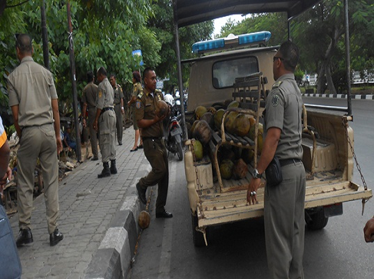 Satpol PP Kupang Tertibkan PKL Depan Kantor Gubernur 
