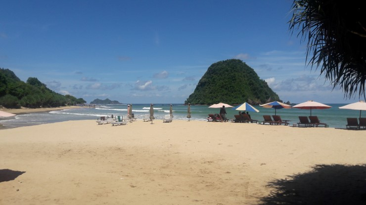 Pantai tampak sepi wisatawan.
