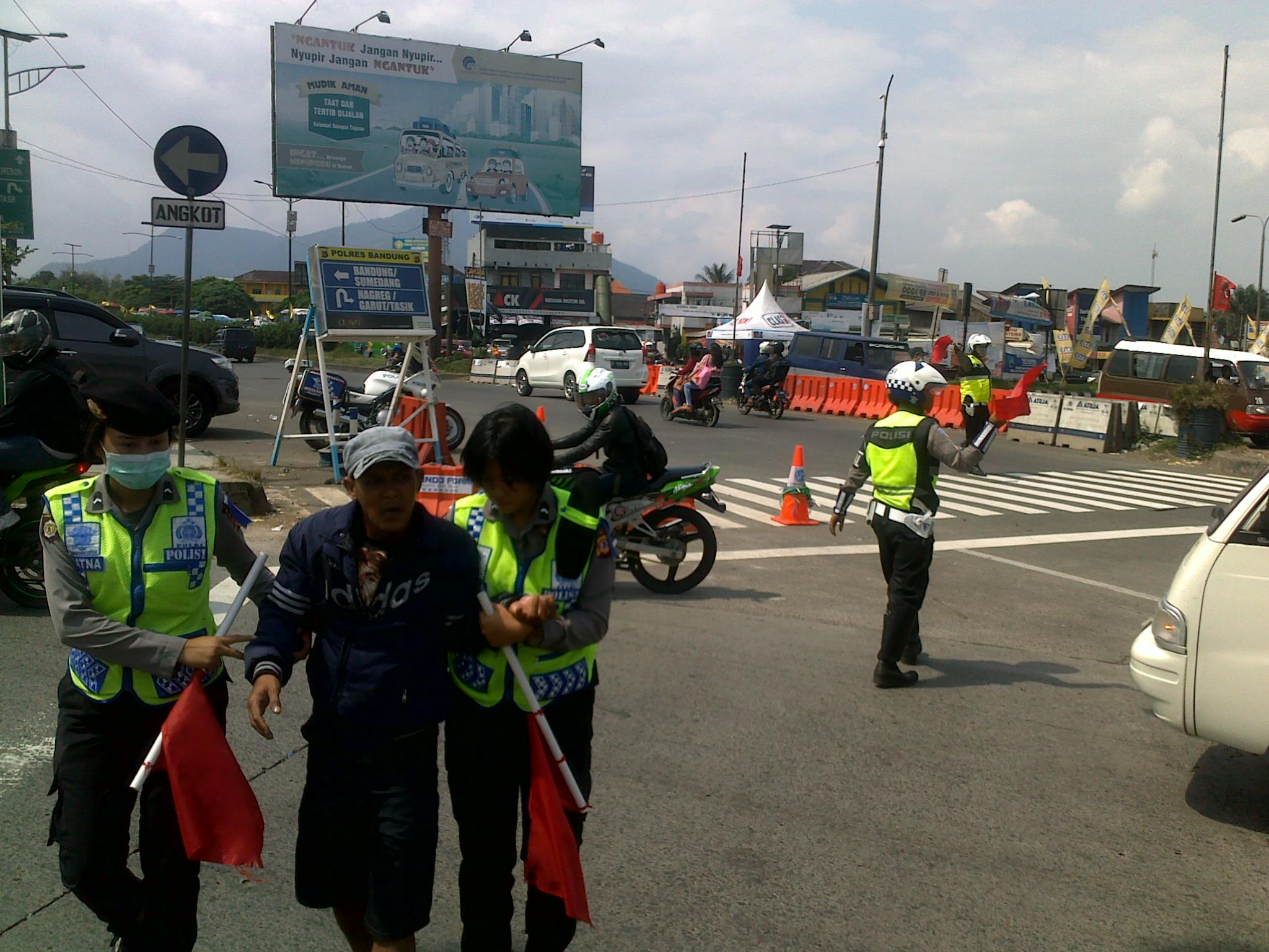 Puncak Arus Balik, Polisi  Cileunyi Rekayasa Lalu Lintas