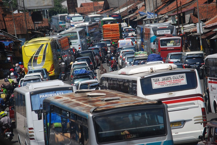 Urai Kemacetan di Nagreg, Petugas Berlakukan Buka Tutup di Titik Ini