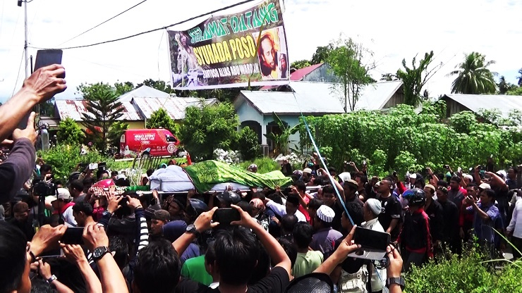 Warga dan Bentangan Spanduk Sambut Pemakaman Santoso
