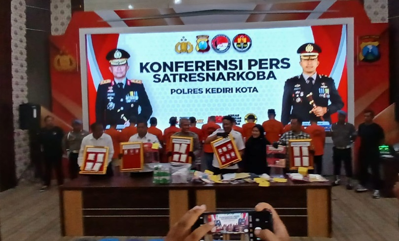 Sasar Pelajar, Polisi Kediri Bekuk Penjual Miras Oplosan Berkedok Es Moni