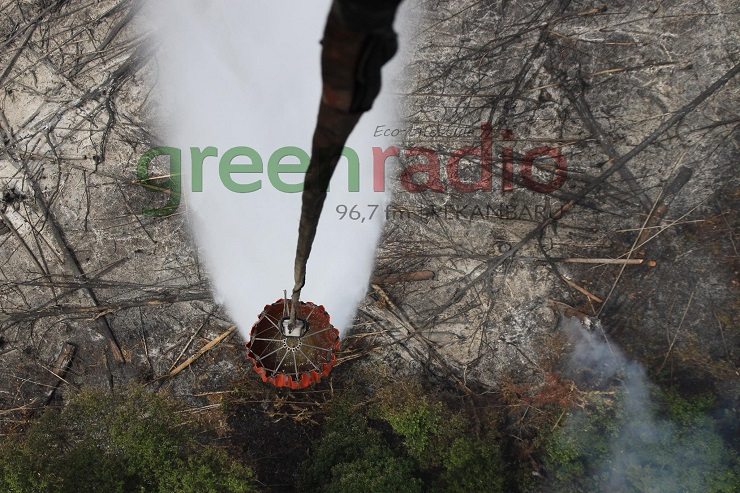 Water bombing bersama tim water bombing Satgas Penanganan Kebakaran Hutan dan Lahan Riau (Foto: Gree