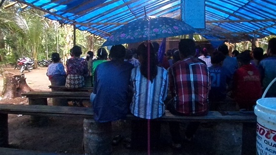Jemaat GKPPD Mandumpang Singkil Ibadah Paskah di Bawah Tenda
