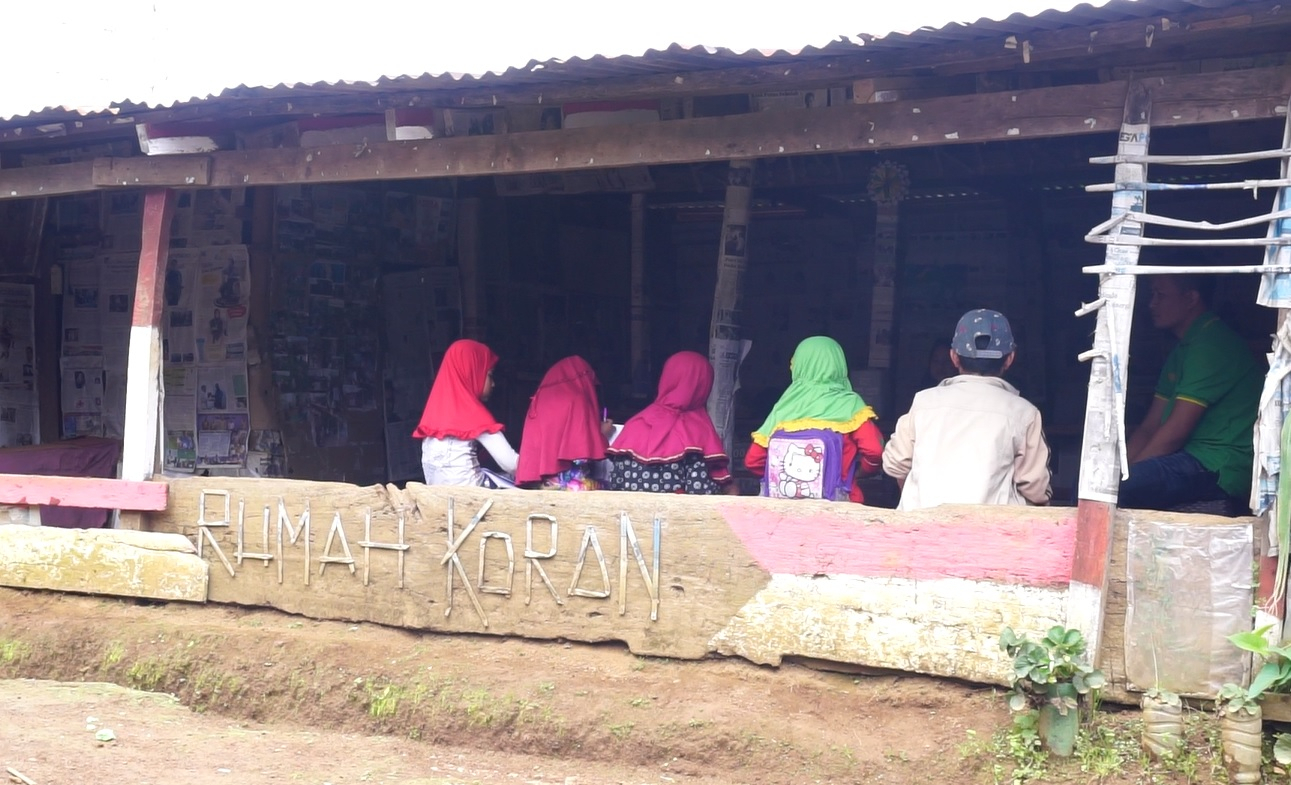 Cerdaskan Petani dengan Rumah Koran