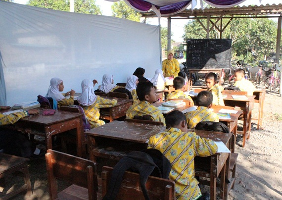 Atap Rusak, Siswa SD di Jombang Belajar Ditenda Darurat
