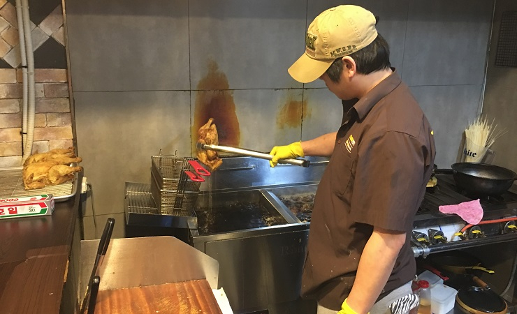  Popularity of Korean Fried Chicken Causes Some Restaurant Owners To Go Broke
