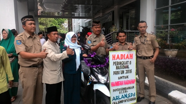Raih Nilai UN Terbaik Tingkat Nasional, Siswi SMPN 1 Curup Diberi Sepeda Motor