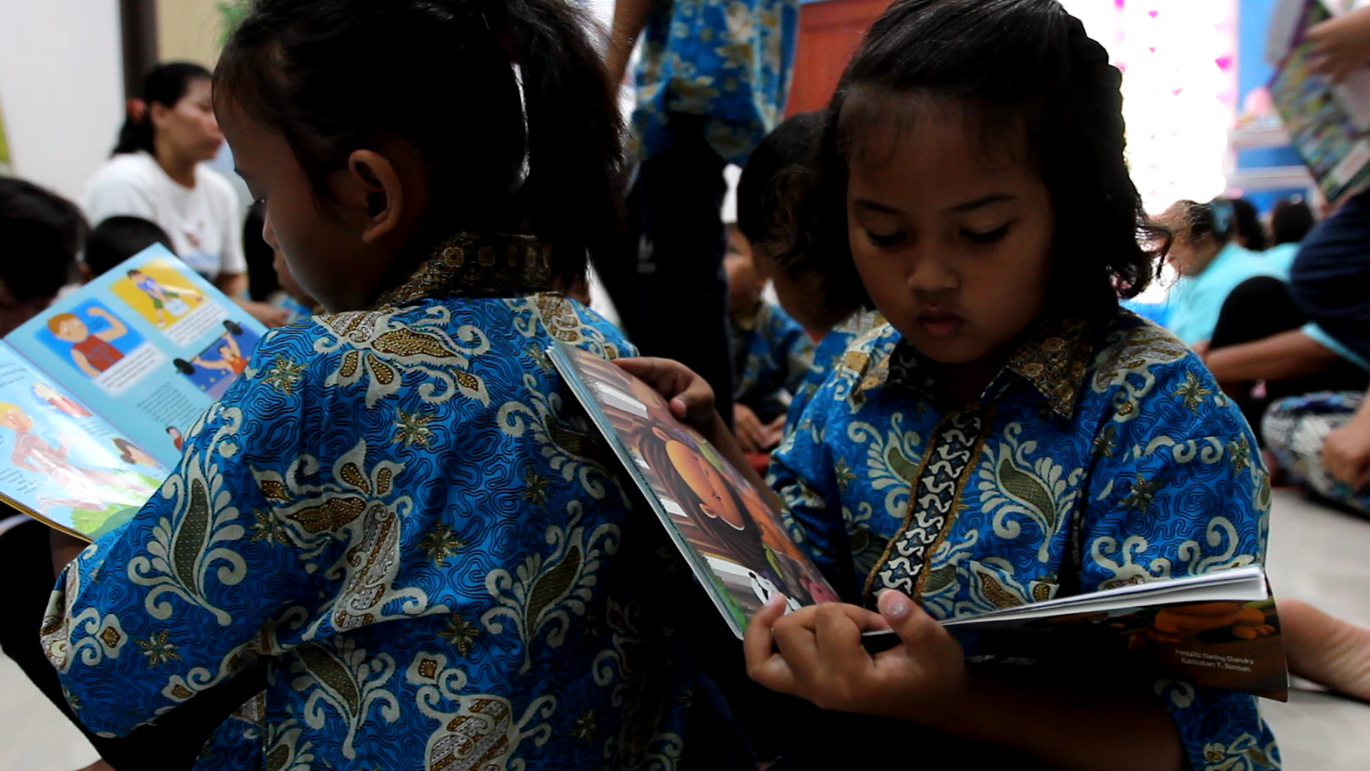 Di sini, anak-anak bisa belajar membaca sekaligus bermain.