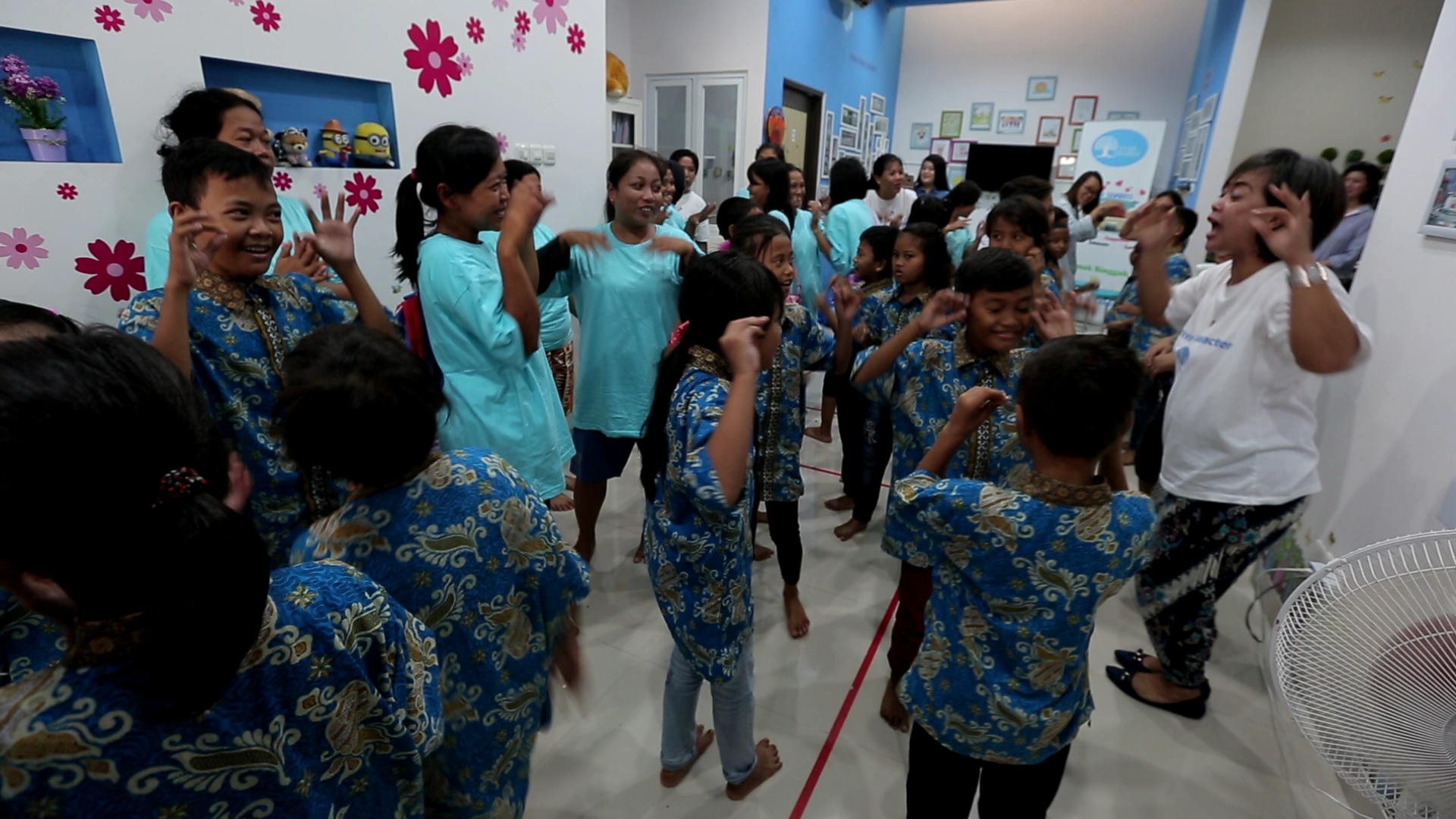 Orangtua ikut dilibatkan dalam proses belajar bagi anak-anak.