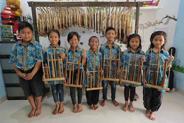 Bermain angklung termasuk kegiatan yang digemari 