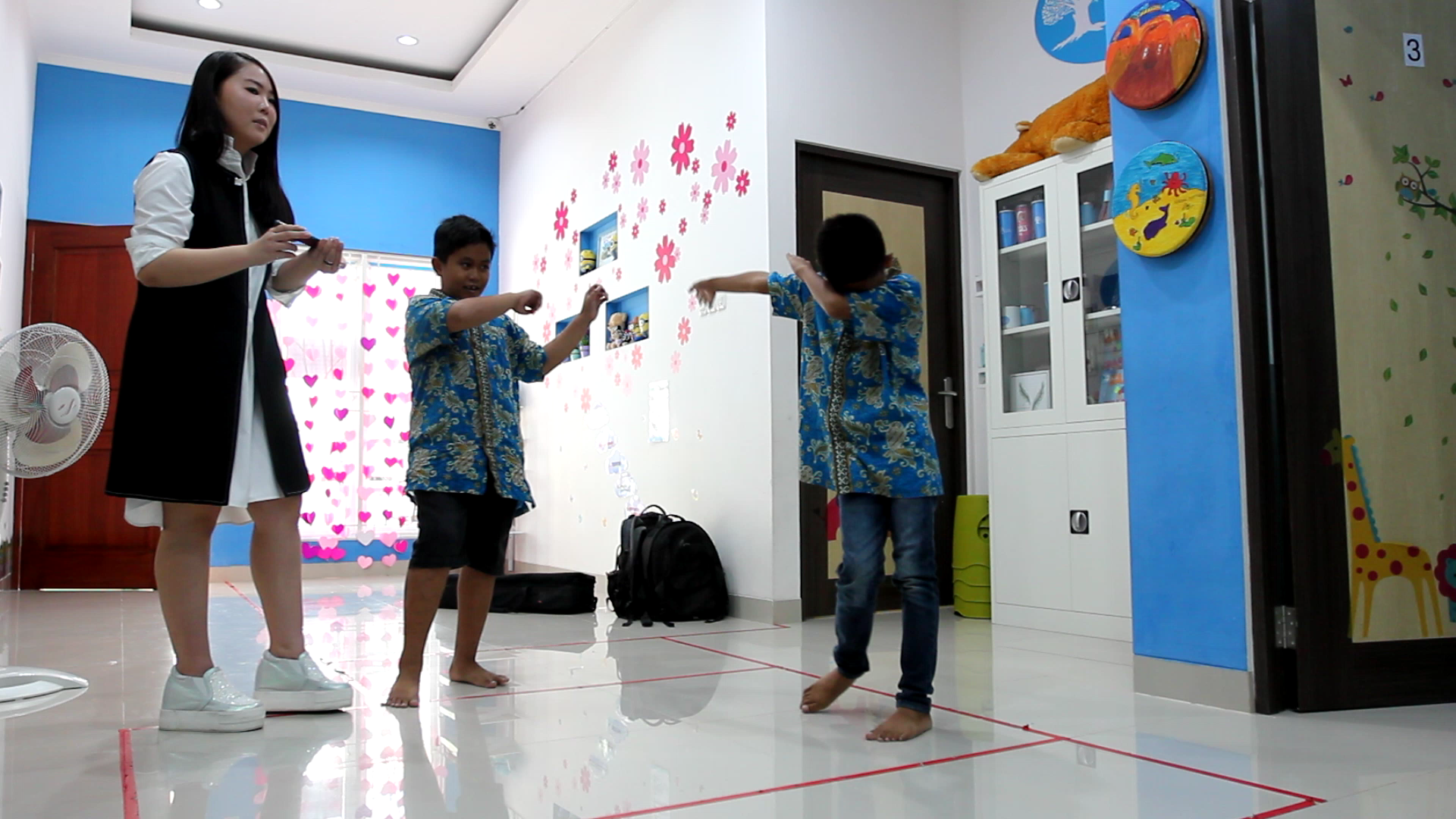 Sabrina seringkali berinteraksi langsung dengan anak-anak asuhnya.